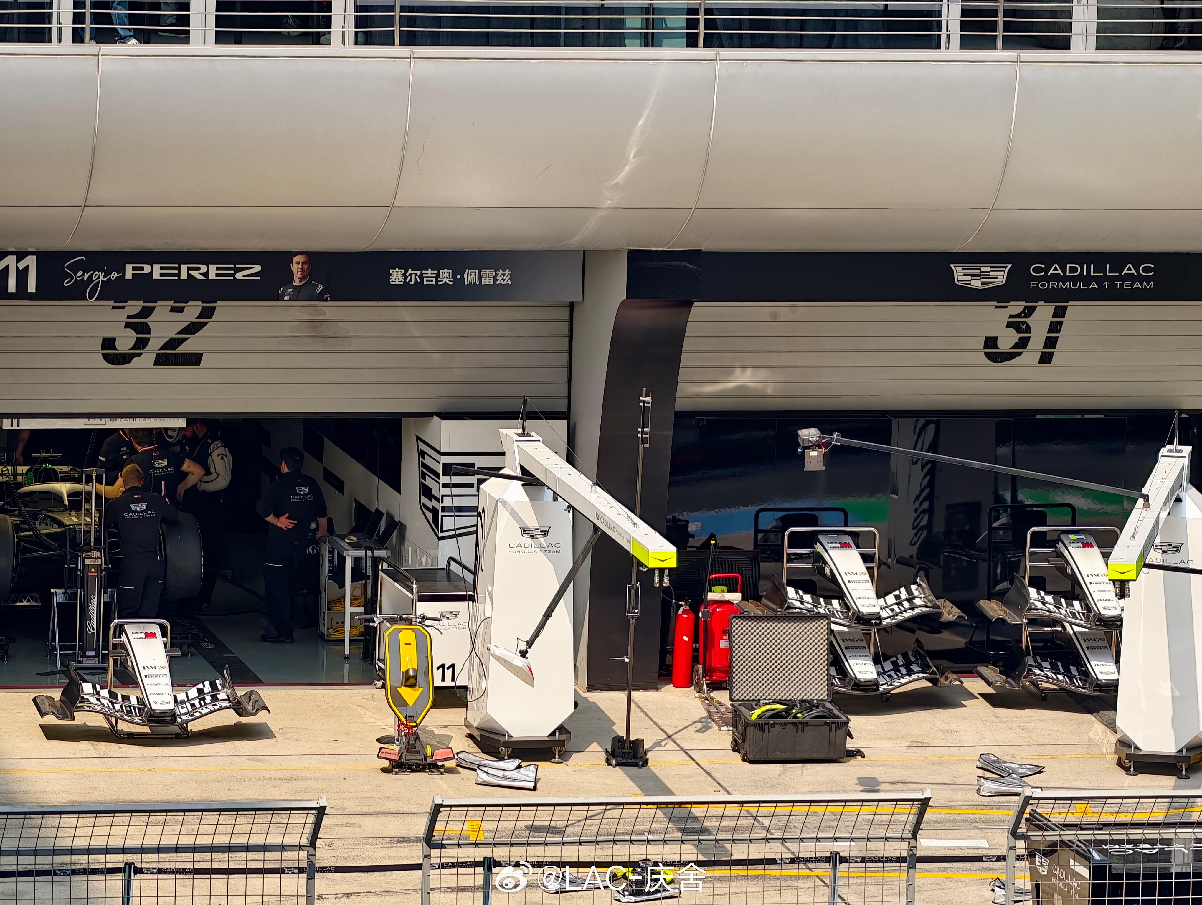 今年也是凯迪拉克第一次正式参加F1 周冠宇是他们的储备车手现场也看到了他的身影 