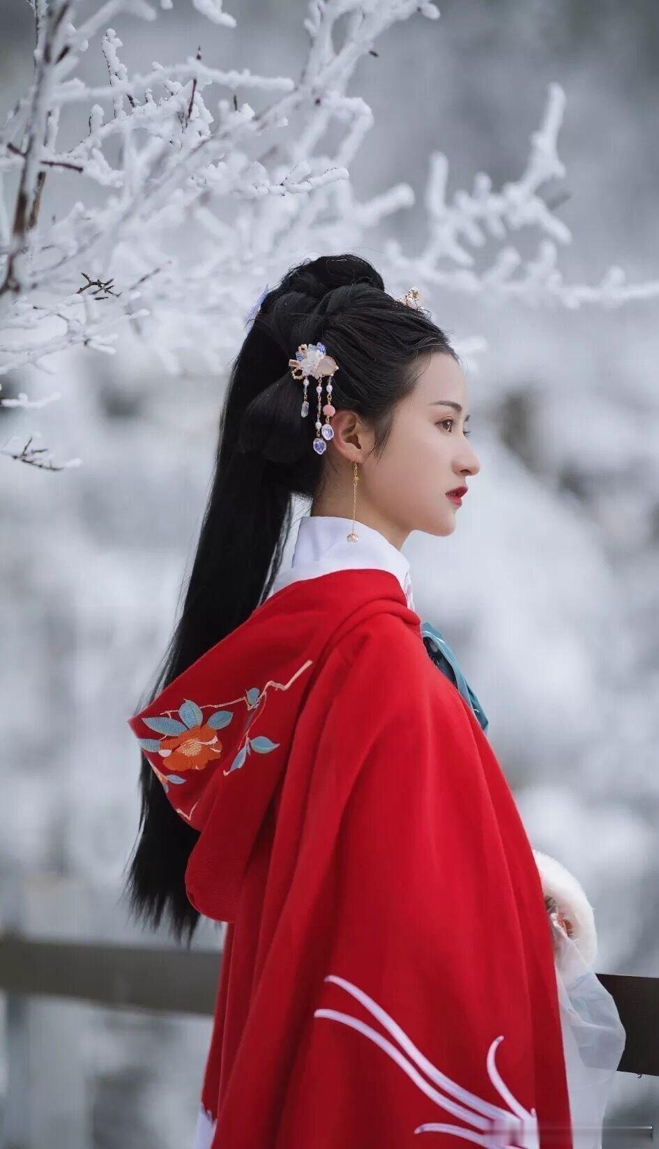你越天寒地冻，别人越不会雪中送炭；你越繁花似锦，别人越愿意锦上添花，世态就是这样