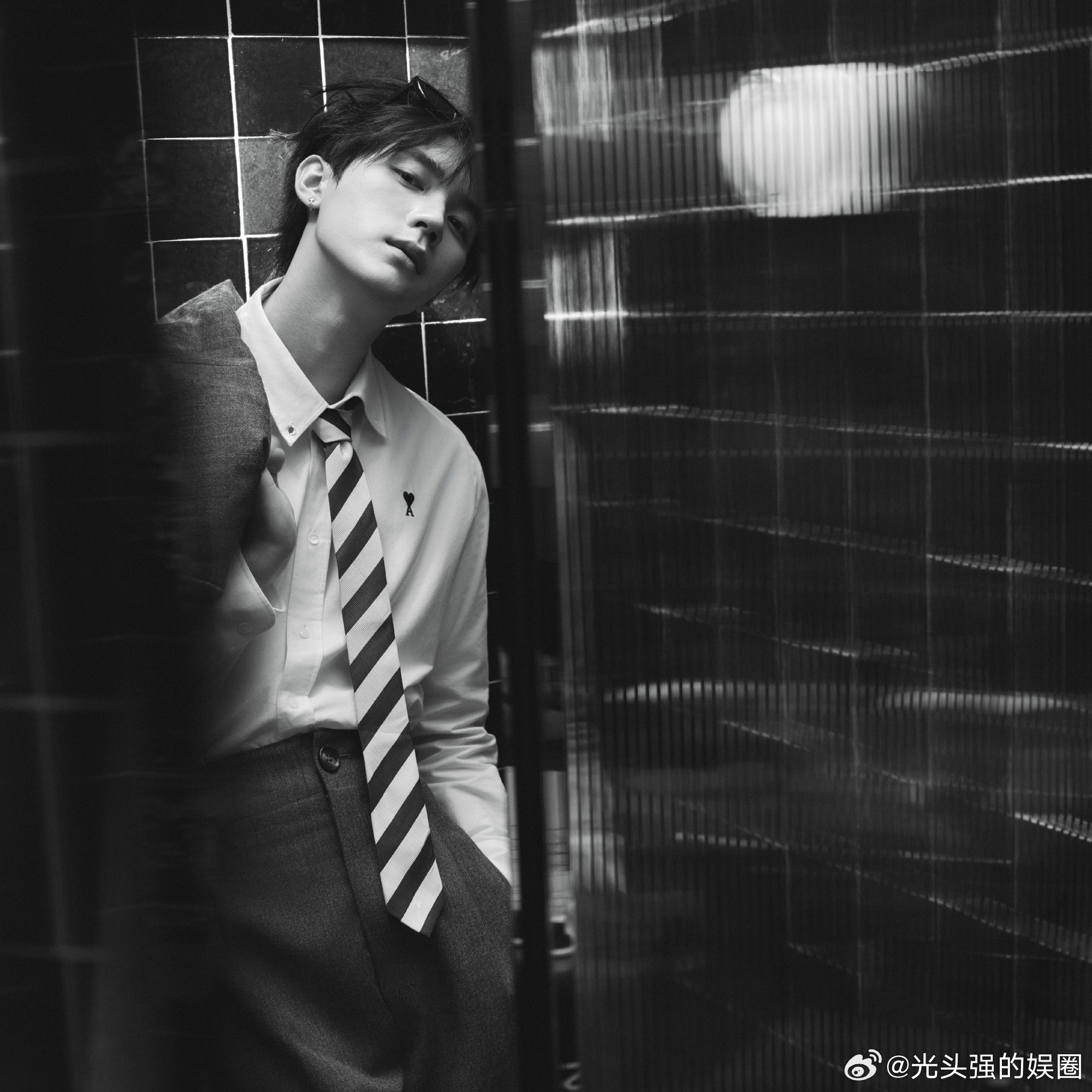 周翊然白衬衫看秀💌周翊然看秀新造型来袭，一袭白衣清新雅致，少年感爆棚，颜值真的