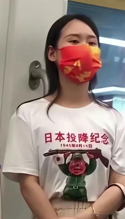 地铁上看到一对情侣，穿着让人过目不忘，大快人心的情侣衫。短袖上一名日本侵略者下跪