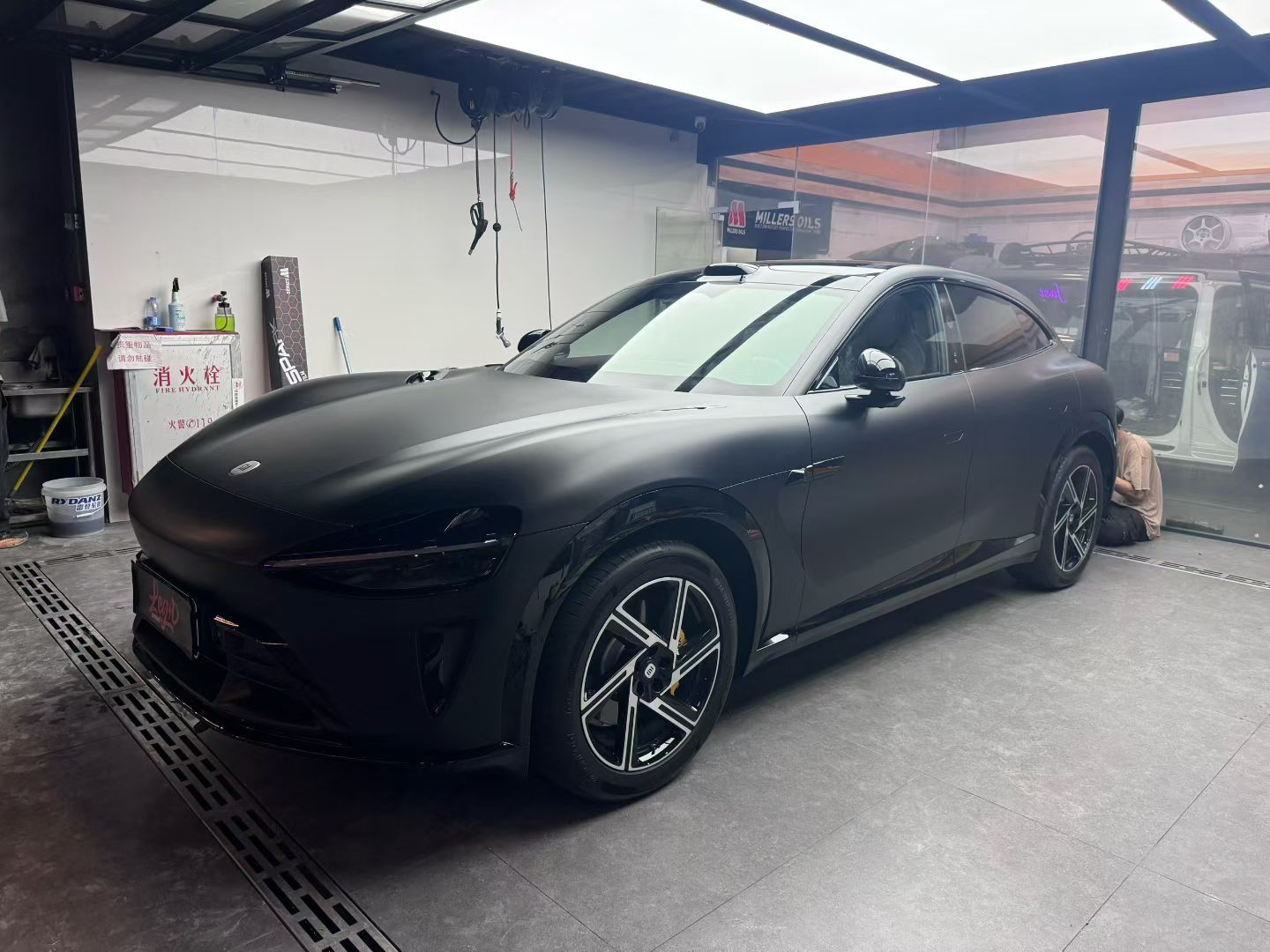 完了，我现在已经看不了只贴膜不换轮毂的yu7了要弄就一起弄，才帅嘛！大v聊车小米