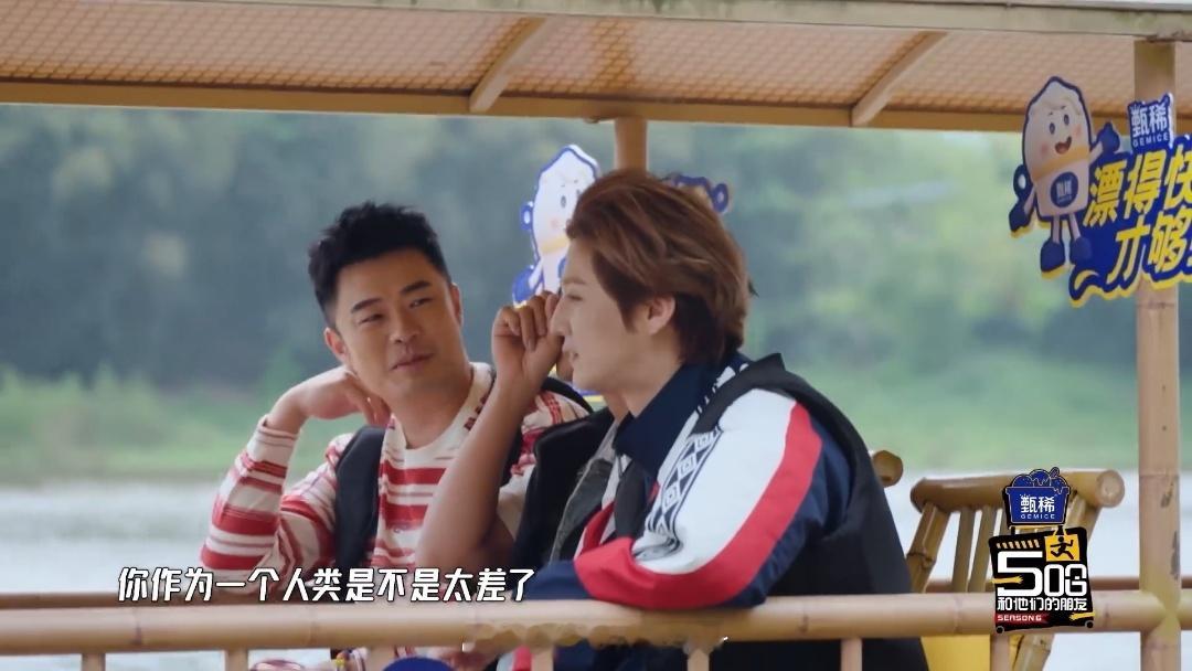 邓超小时候追着汽车闻尾气邓超自曝小时候爱闻尾气哈哈哈哈哈 有人觉得闻汽车尾气是童