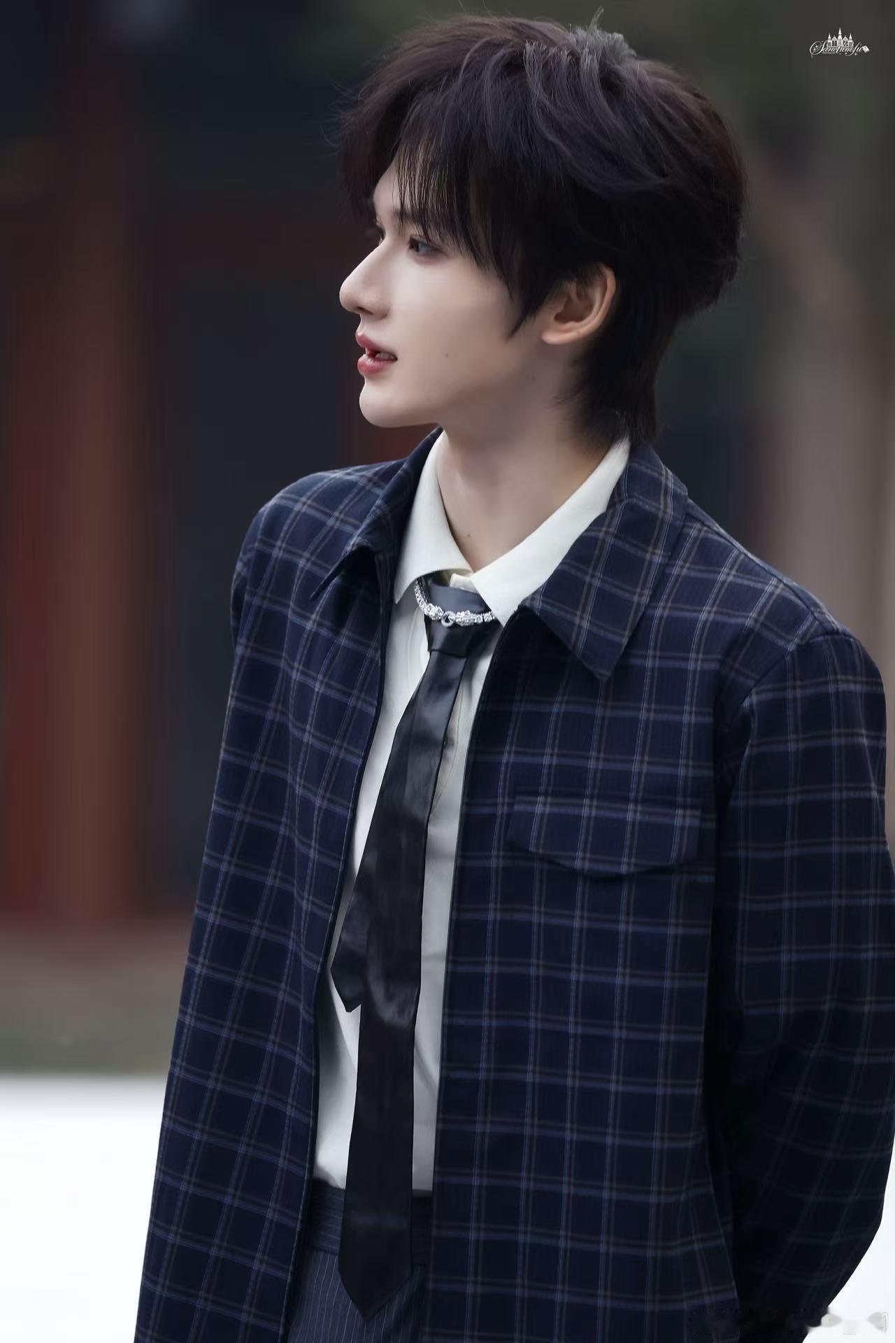 余宇涵北京国际电影节造型 西装穿在他身上恰到好处，清俊又不失稳重，把少年独有的清