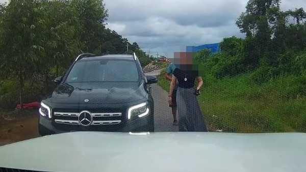 #官方通报女司机亮证逼迫让路事件#【媒体：“亮证姐”冒用丈夫的执法证，亦当追责】
