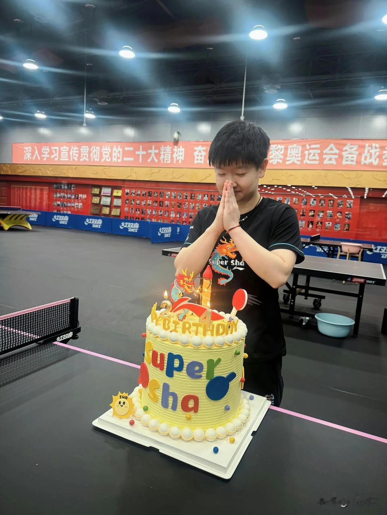 宝宝！
这哪是24岁啊？
这是你12岁吧！
仔细一看蛋糕还是李宁送的
李宁你可好