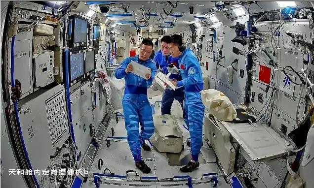 目前正在太空出差的航天员/宇航员共12名——中国空间站3名国际空间站9名 ​​​
