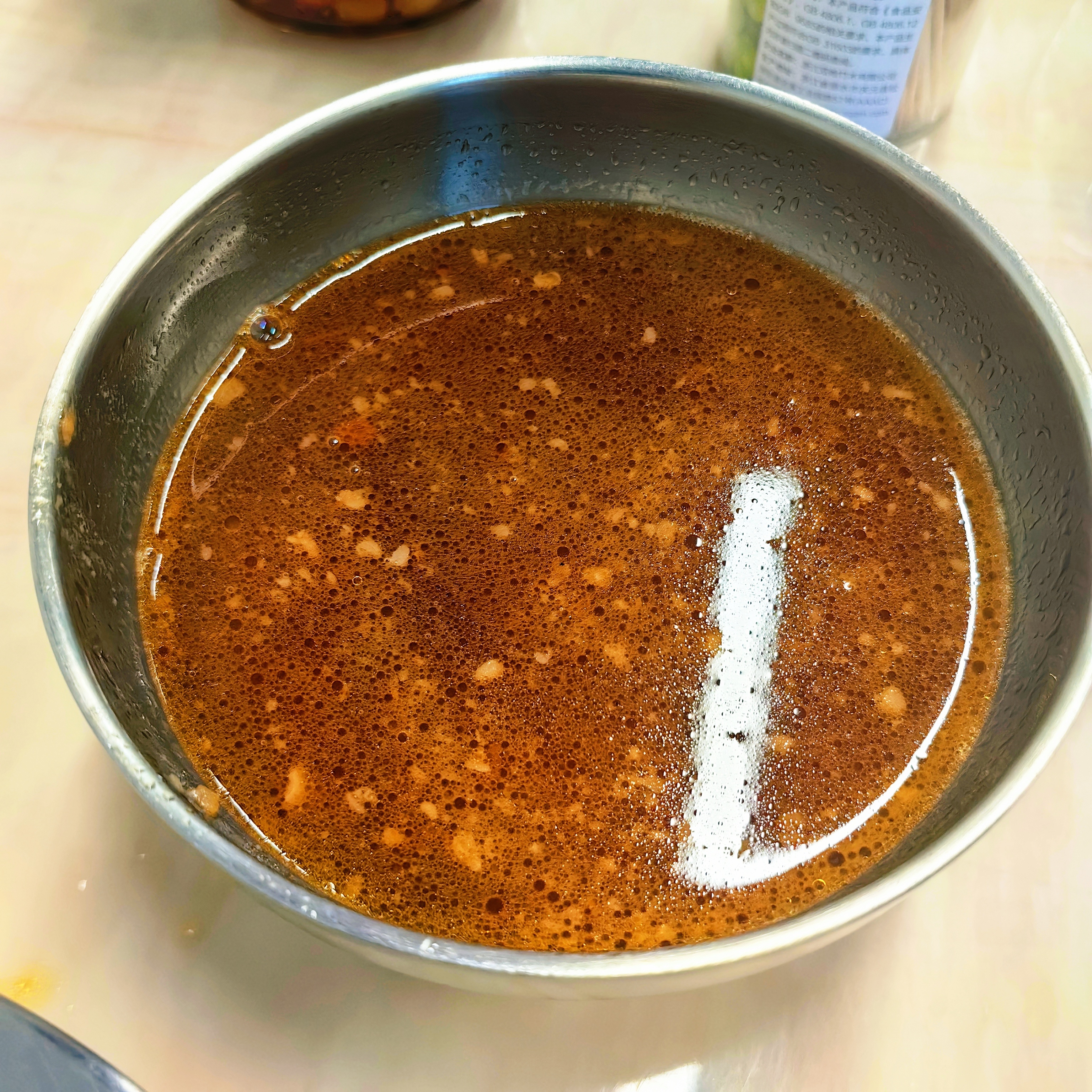 最近在食堂用餐都会装一小碗白开水，把菜放里面浅浅涮一涮，每次看到涮出来这么多油就