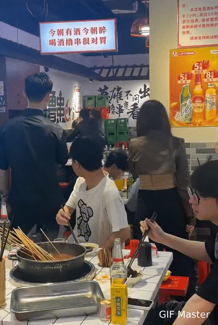 千万别在火锅店打架，另外，在吃火锅的时候一定要注意周围情况，有风吹草动立马撤退