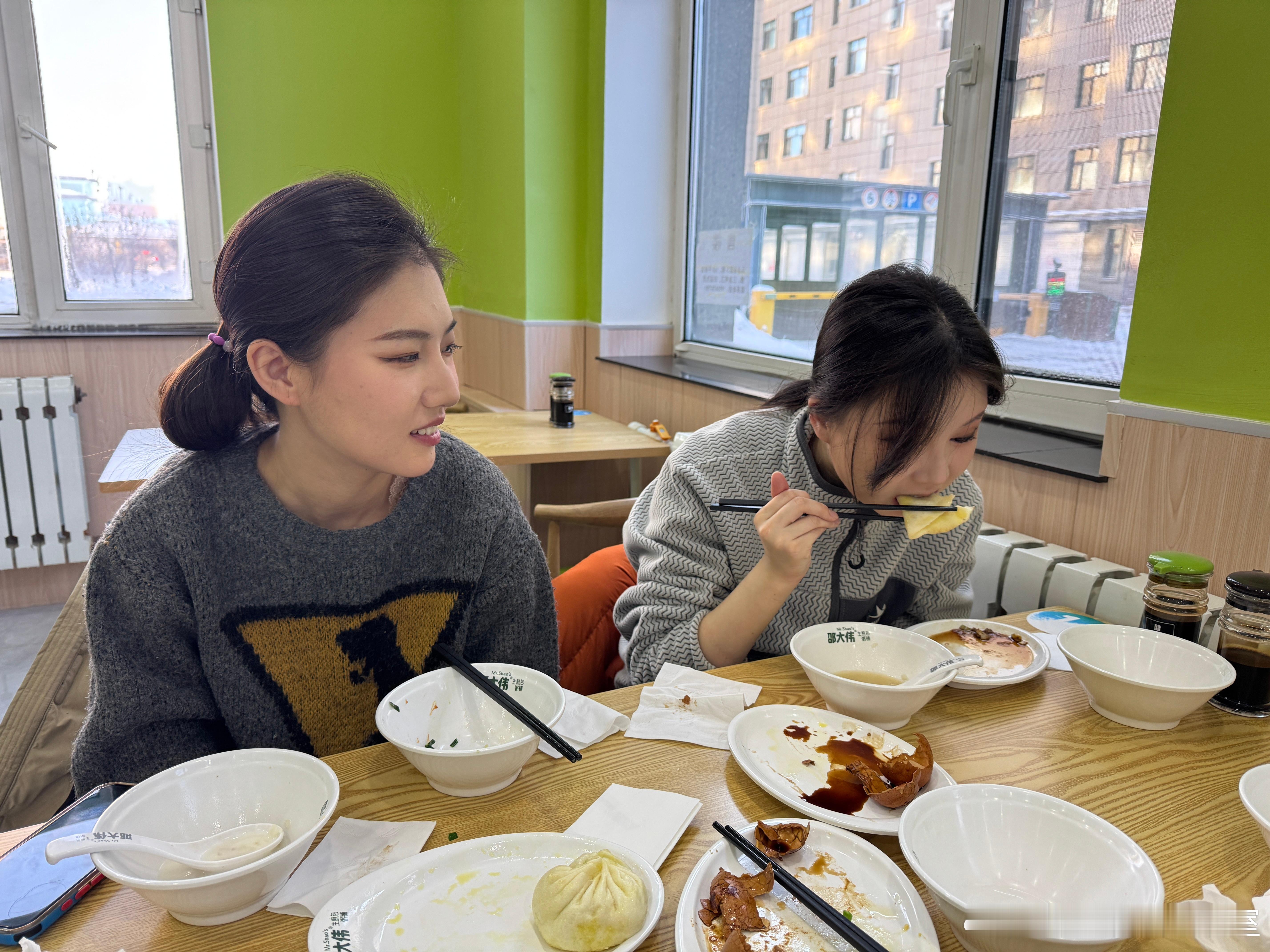 小马早餐：一碗粥，两个包子，一根烤肠，一个茶叶蛋，一个土豆丝卷饼