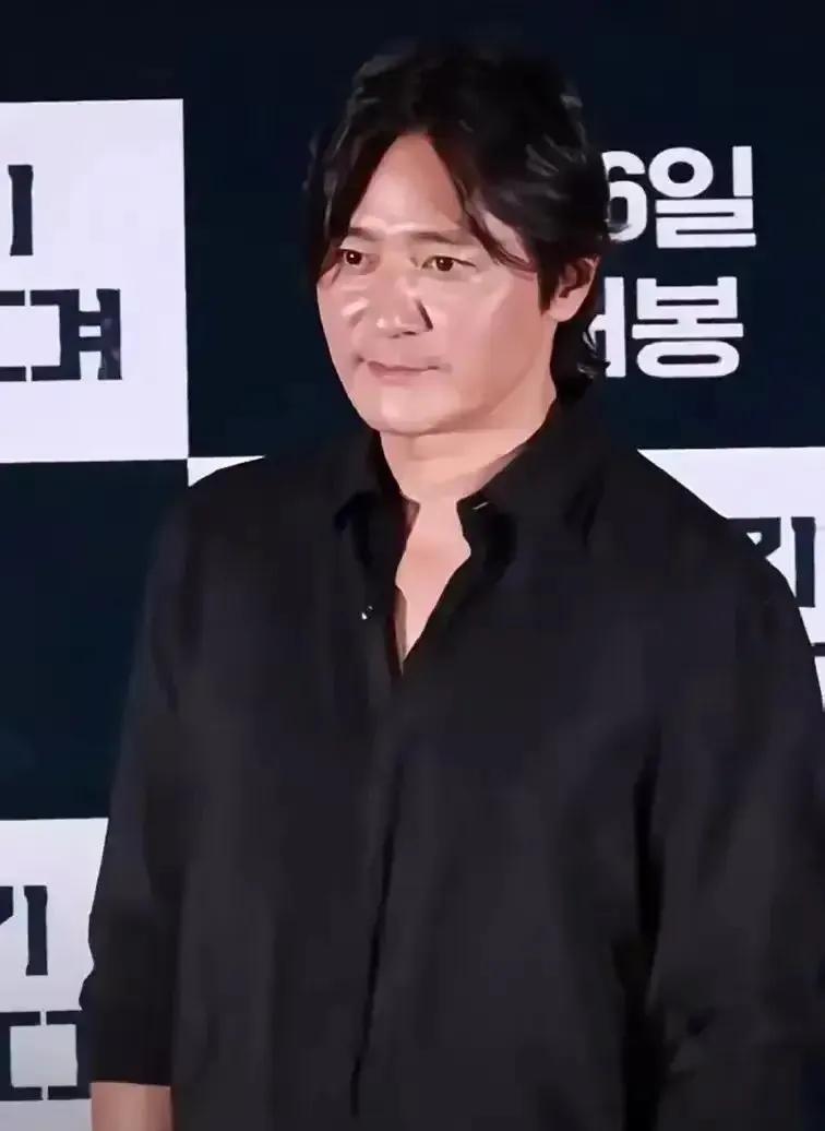 张东健今昔对比。
曾经的韩国偶像男神张东健当年真是迷倒一大片人。岁月的流逝，颜值