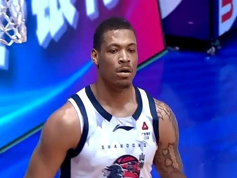 客场，干翻新疆。
就这六个字，懂球的都明白分量有多重。
我滴个乖乖，多少年了，红