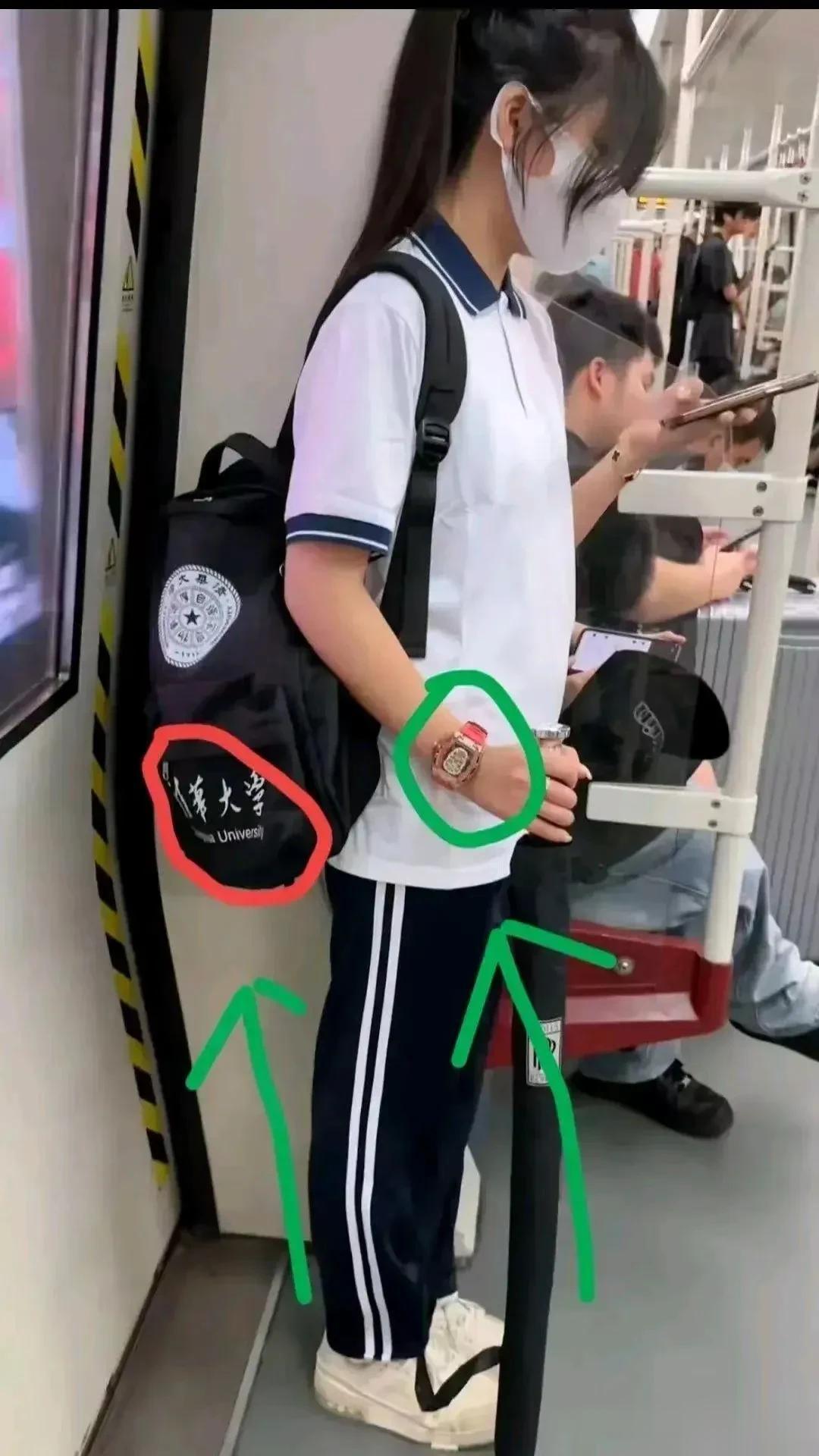 在繁忙的地铁中，我偶然间遇到了一个神秘的女孩。她手上佩戴着一只查理德手表，这只手