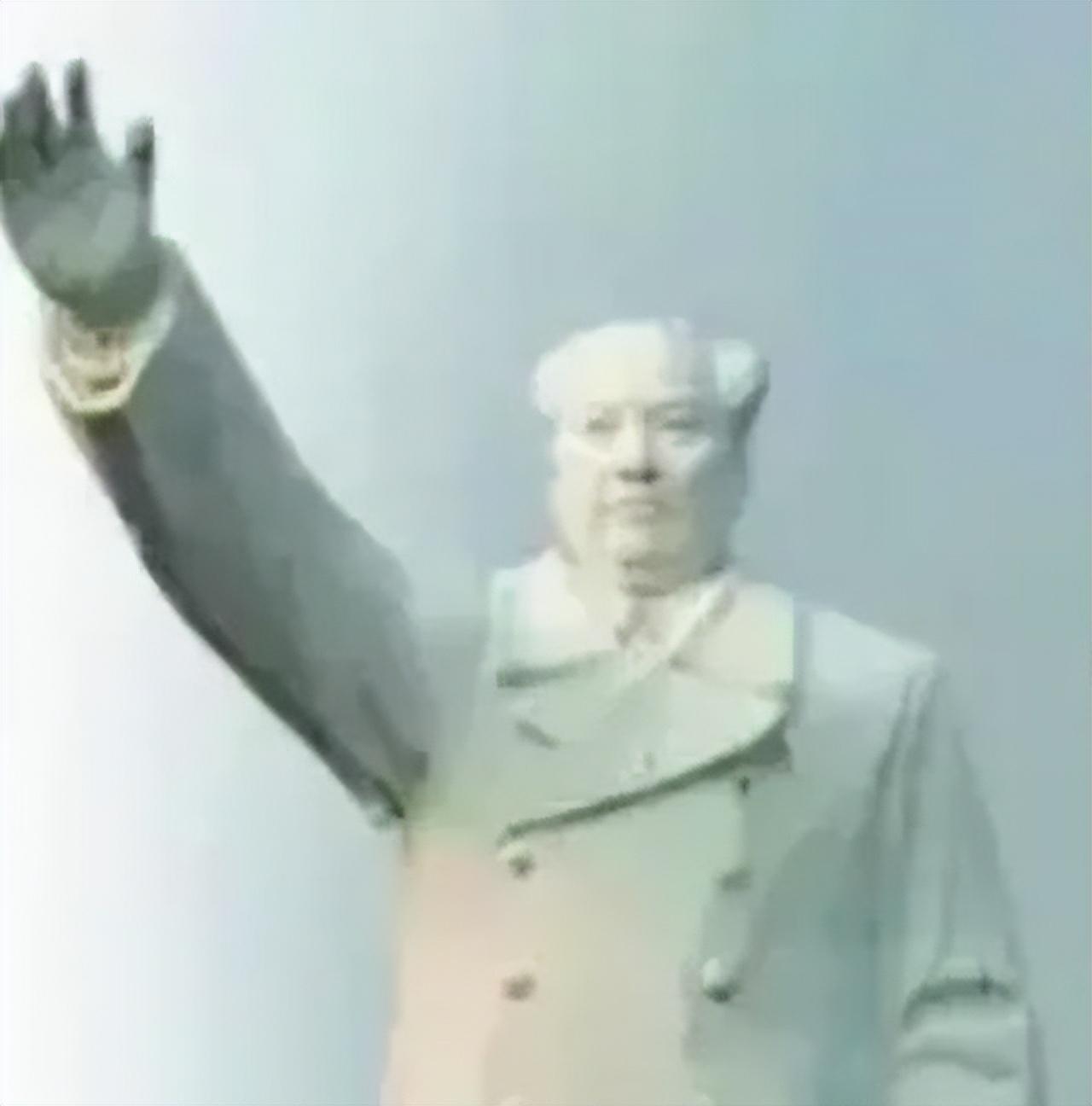 1968年盛夏，中国大地上涌动着一股前所未有的热情与敬仰，这股力量汇聚成一座座矗