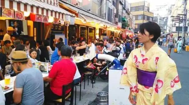 上海那五万多日本侨民最近愁得整宿睡不着觉。不是怕打仗，而是被他们自家政府的疯狂举