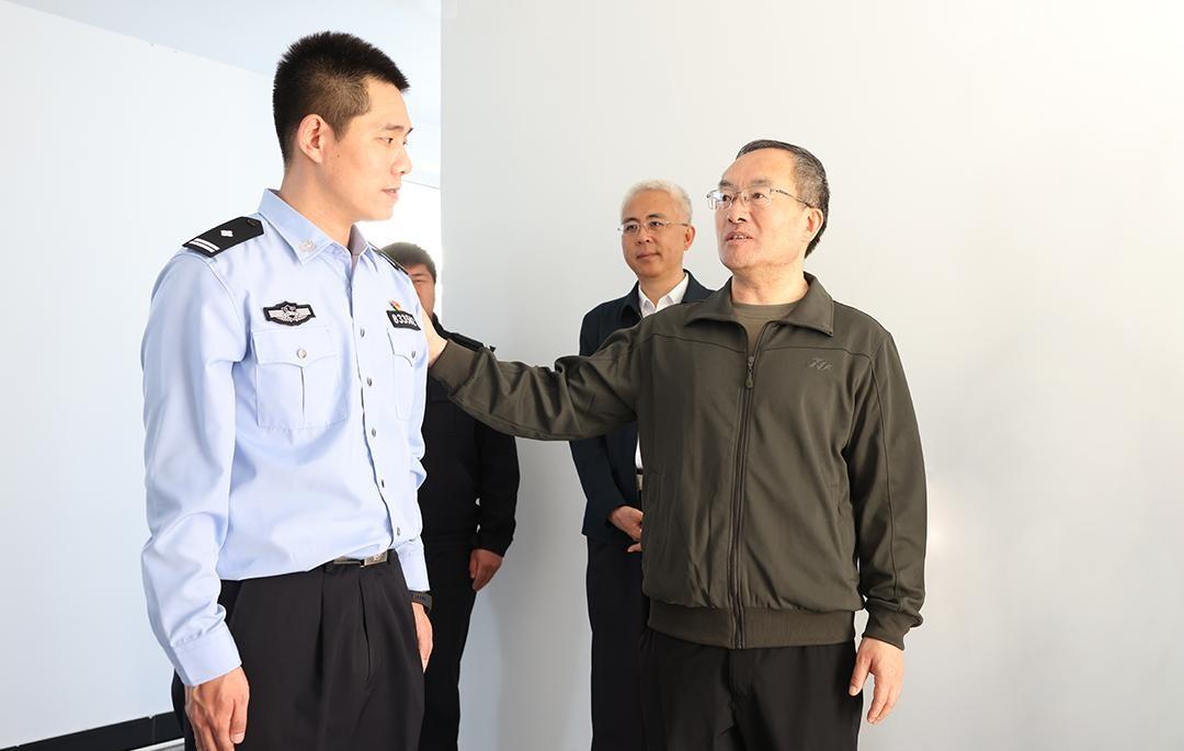 辽宁交警执勤殉职，高层深夜探望，安全保障引担忧。
今年9月26日，辽宁铁岭西丰县