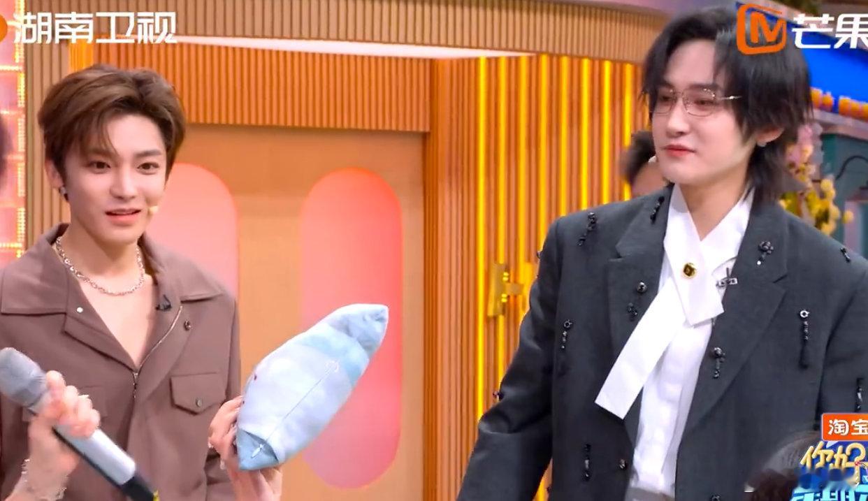 侯明昊上翘的嘴角一秒就下来了救命！侯明昊这嘴角下降速度，比翻书还快，委屈巴巴的样