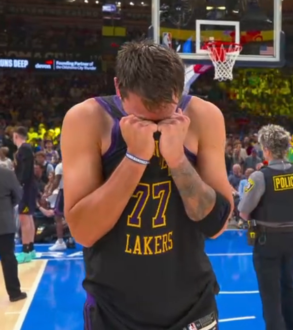 湖人官方宣布东契奇左腿筋拉伤，退出本场比赛。值得关注的是，东契奇第二节行将结束的