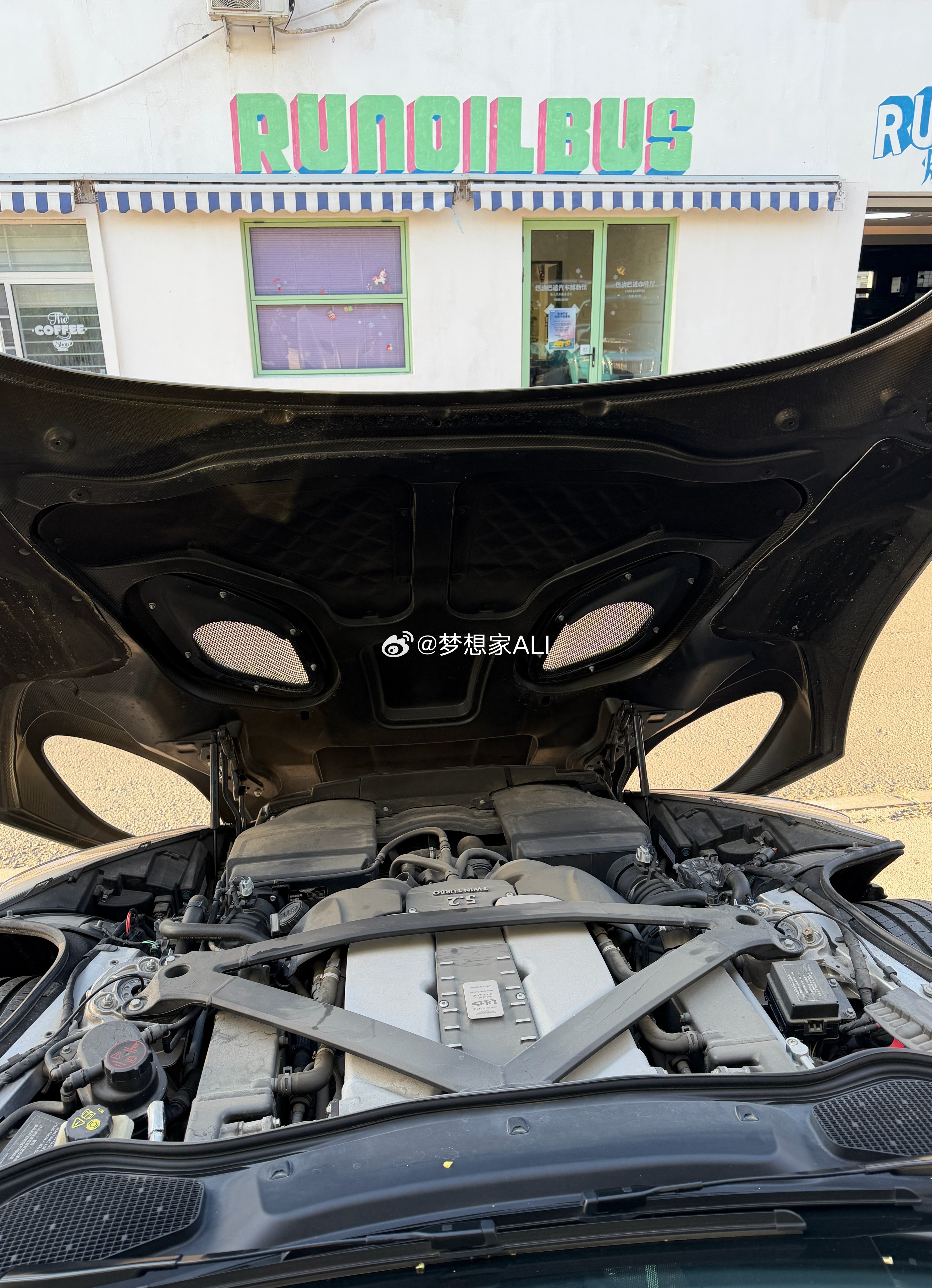 闭店中的燃油巴适，来了三台V12😁梦想家ALI 北京·Runoilbus燃油巴
