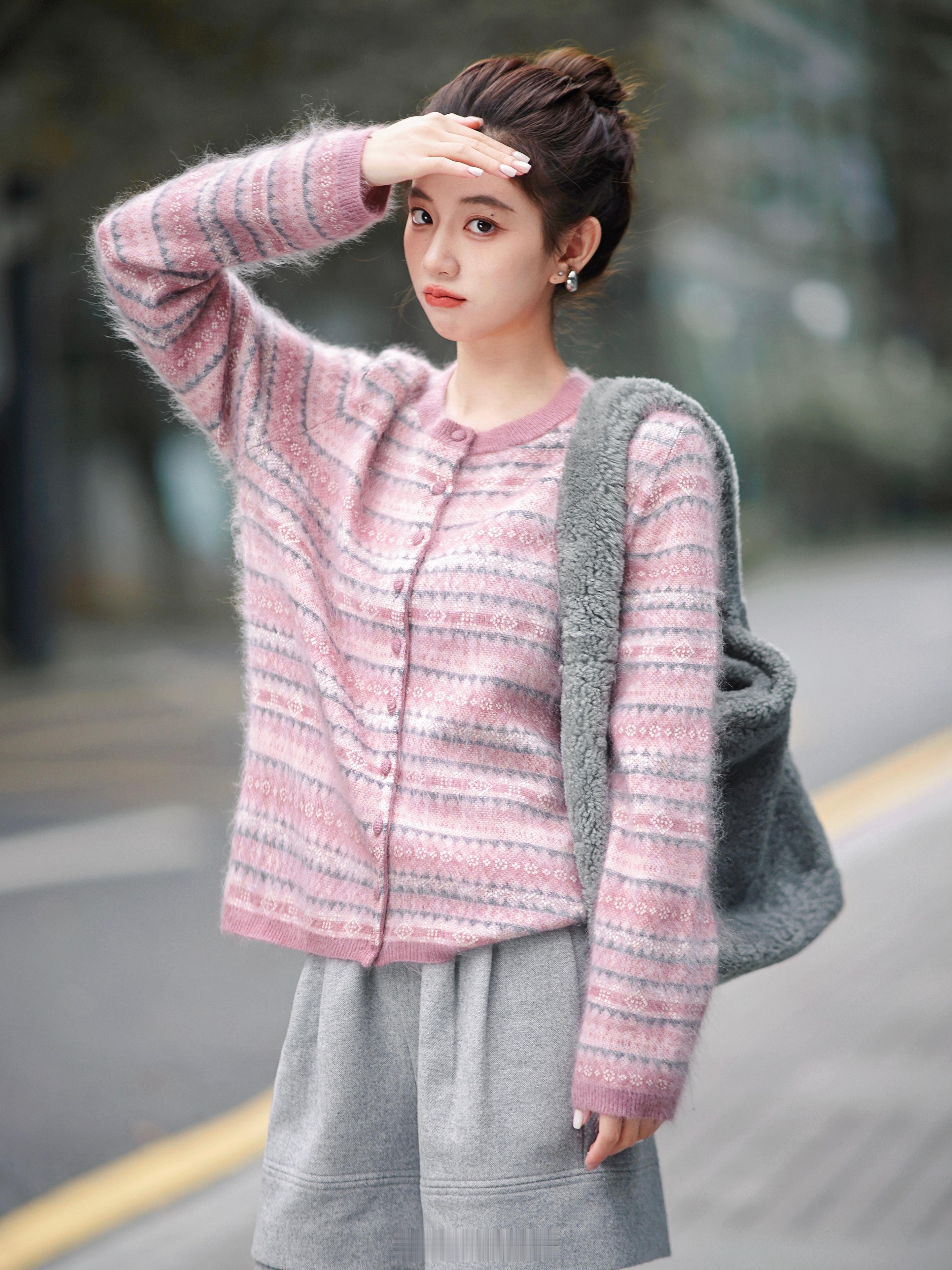 接下来就是圣诞 跨年咯！粉粉的费尔岛提花开衫  也很应景哦100羊绒/100真丝