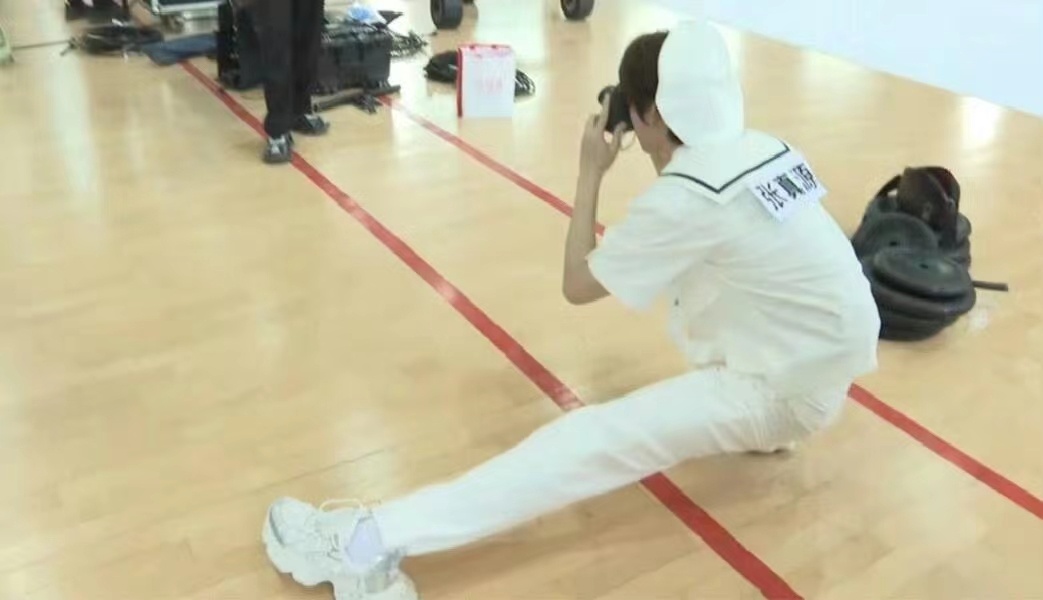 #张真源给周深拍照好拼##张真源与周深互拍#张真源给周深拍照好拼，绝啦 ​​​