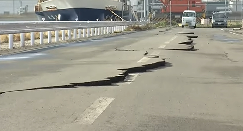 #日本震后灾区码头龟裂超200米#【日本地震后灾区码头四处龟裂 裂缝长度超200