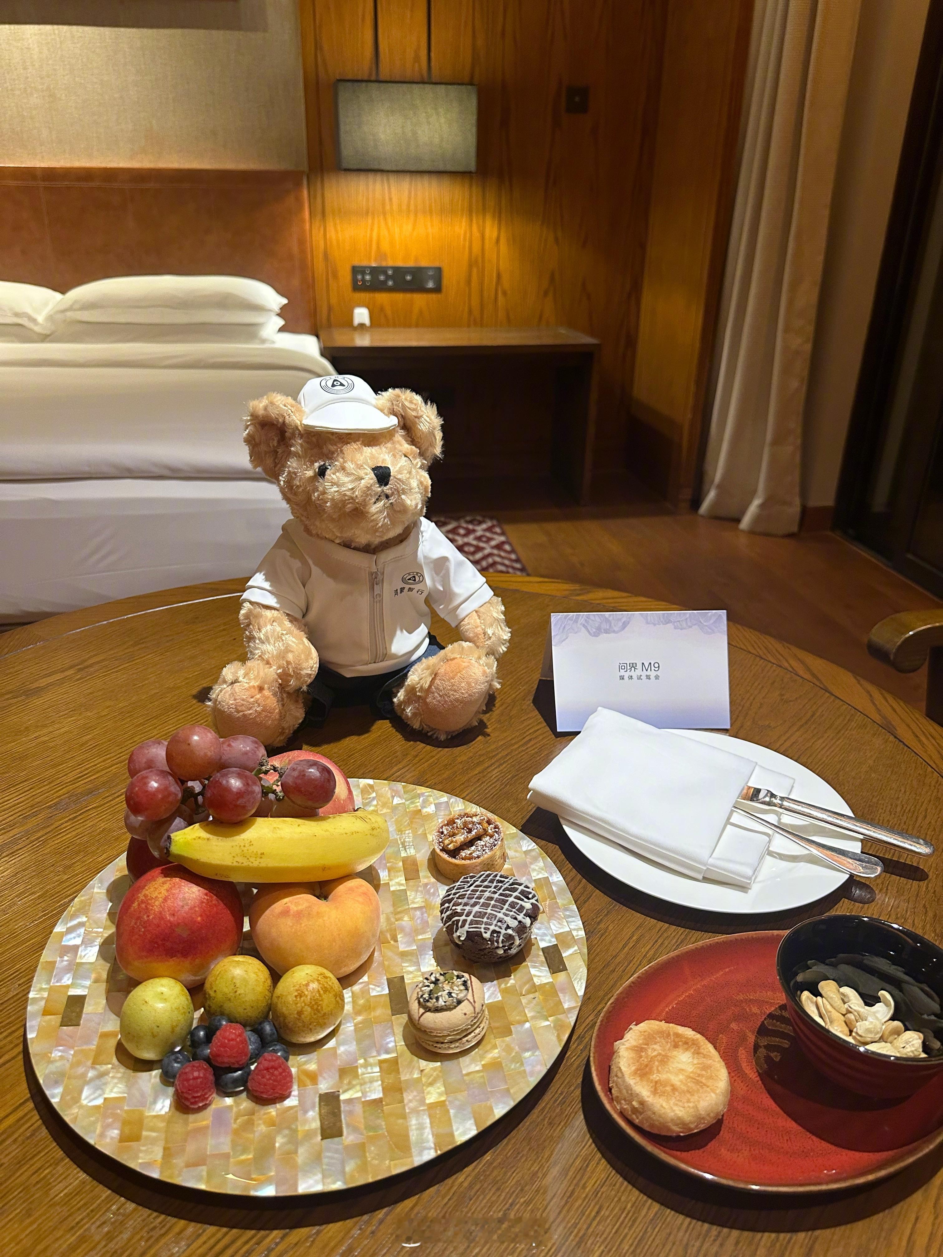 来参加问界M9的活动，缴获一个可爱小熊和一件冲锋衣。抽奖的礼品这不就有了么？ 就