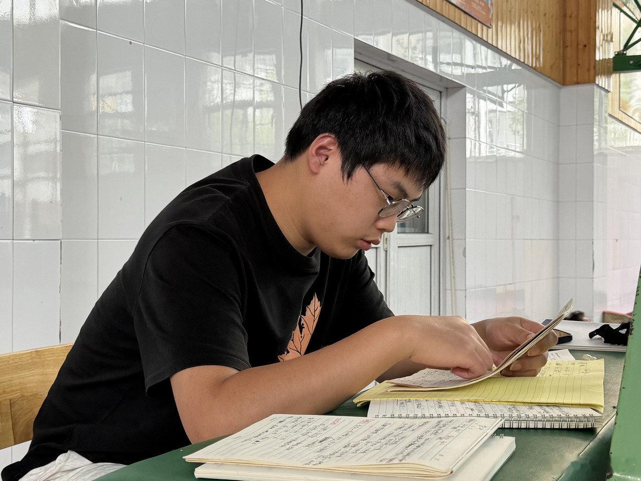 宁波安置点的善意打动考研小伙 台风“沙德尔”来袭，河南平顶山学院学生苗新宇再次来