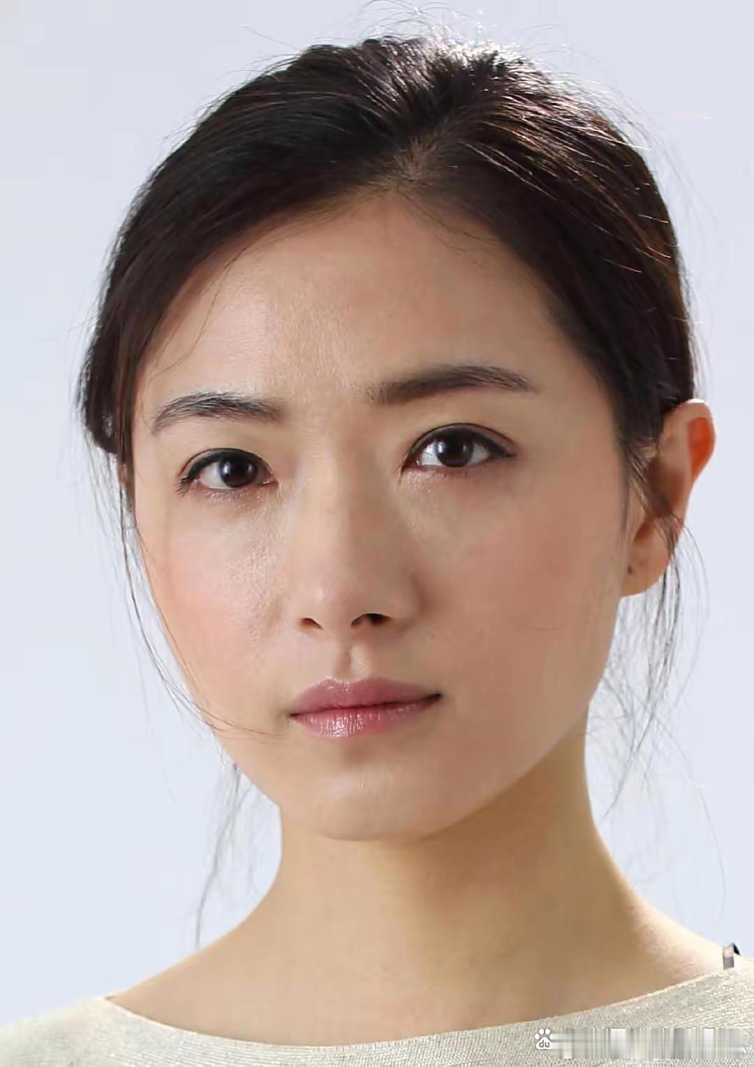 万茜真实素颜照，不得不说底子是真好，很漂亮。 ​​​