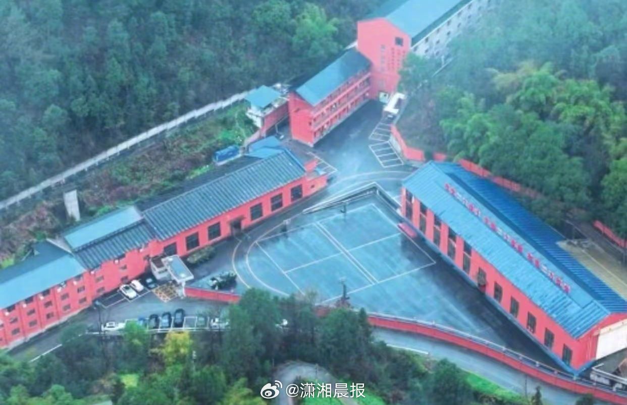 【#女友失联最终发现被送素质教育基地#，#18岁女孩被妈妈送进素质教育基地#】4