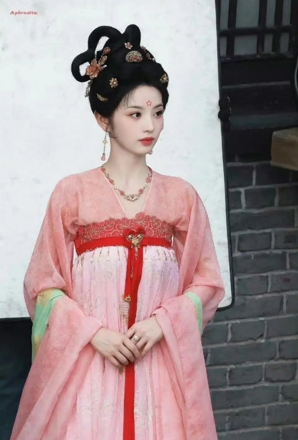 这个女生是谁啊？咋和田曦薇这么像？ ​​​