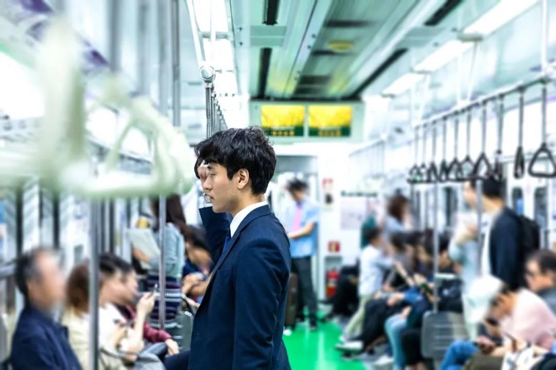 一张代际消费对照表最近在网上热转：50 后没钱不消费，60 后赚 1000 存 