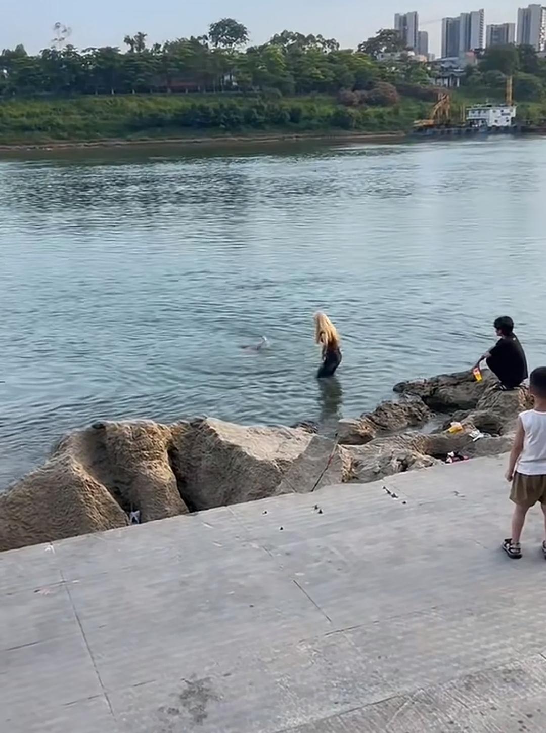 发生在广西贵港大东码头这起溺水悲剧，让人不解，眼看着女孩在水中挣扎，为何不远处那