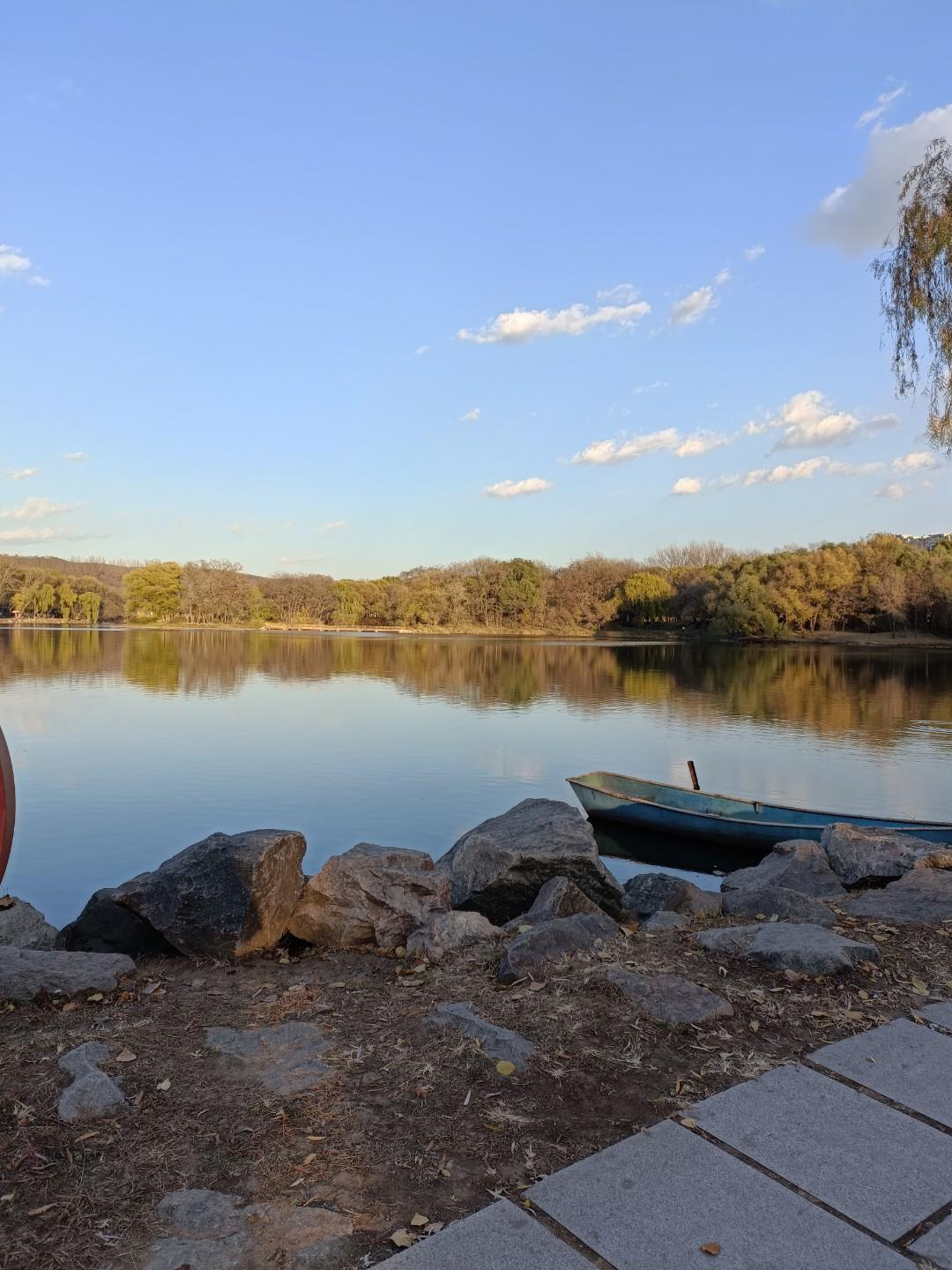 美好时刻，这里的风景简直太美了，金光闪闪的树木，蓝天白云与碧蓝湖水呼应，美极了