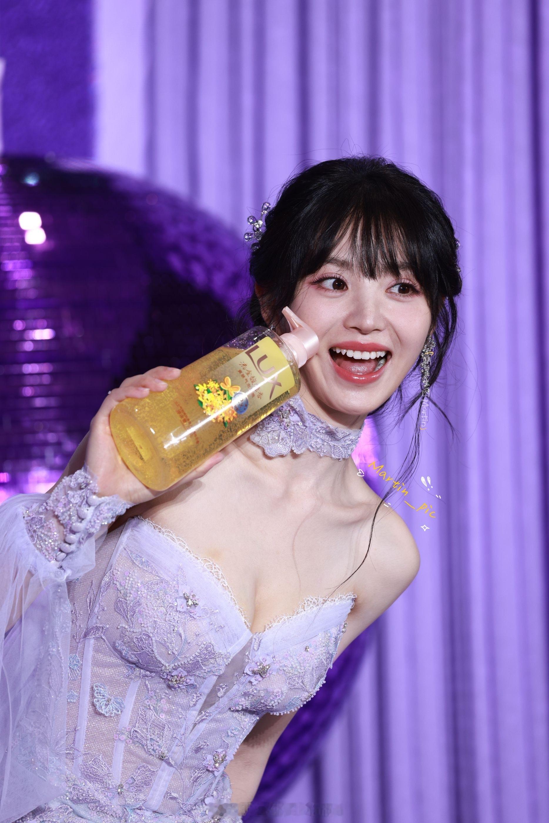 田曦薇[超话]田曦薇紫色抹胸纱裙田曦薇 田曦薇 250526深圳力士站台生图掉落