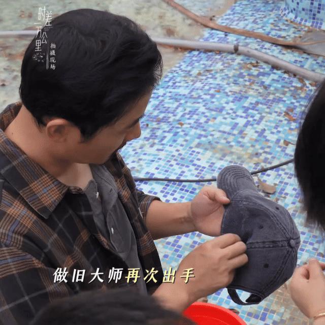 罗晋领一份钱打两份工，片场不仅专注演戏，还主动给道具做旧，用小细节让角色更鲜活，