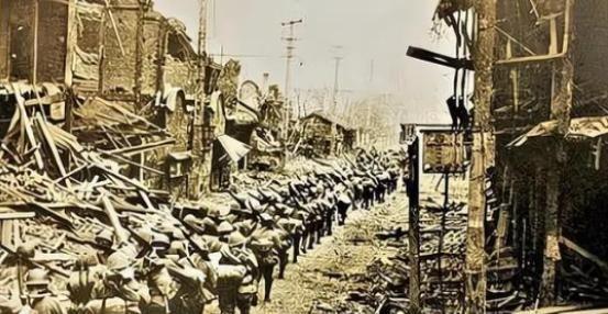 1943年，我国一名水利专家，浑身被裹满了油布，在熊熊烈火中发出了凄厉的惨叫，几