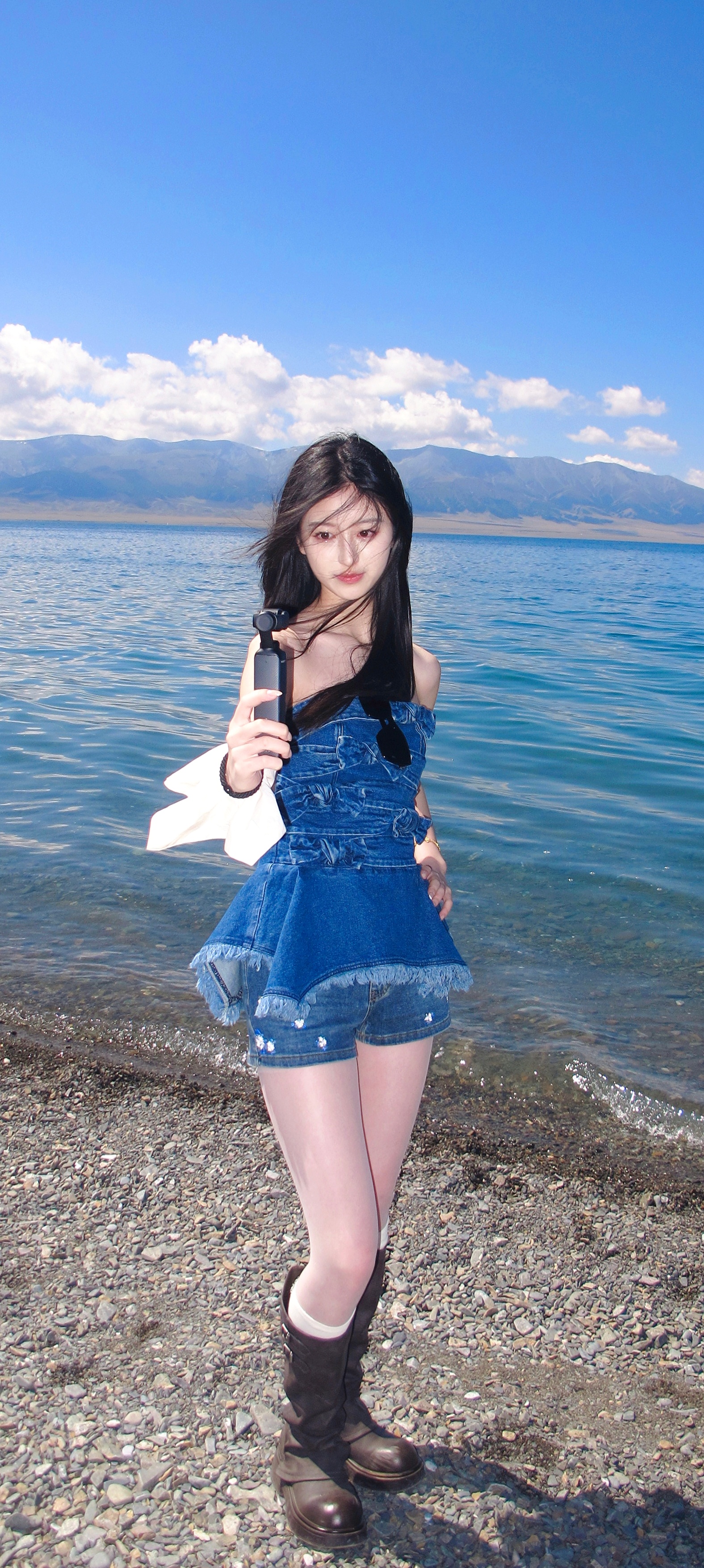 裴佳欣去了赛里木湖，好美呀~人美，风景美蓝天白云青山绿水，还有轻风吹秀发（好春光
