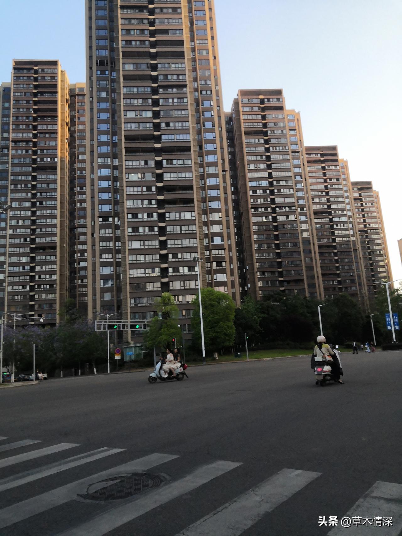 。
简阳过去属于资阳市管辖，也得到了有力的发展，现在虽然归成都市管辖，相信城市的