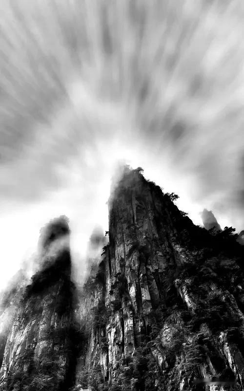 上联:万壑千岩藏百圣，下联:三山五岳住八仙。
对联这玩意儿，讲究的就是对仗工整、