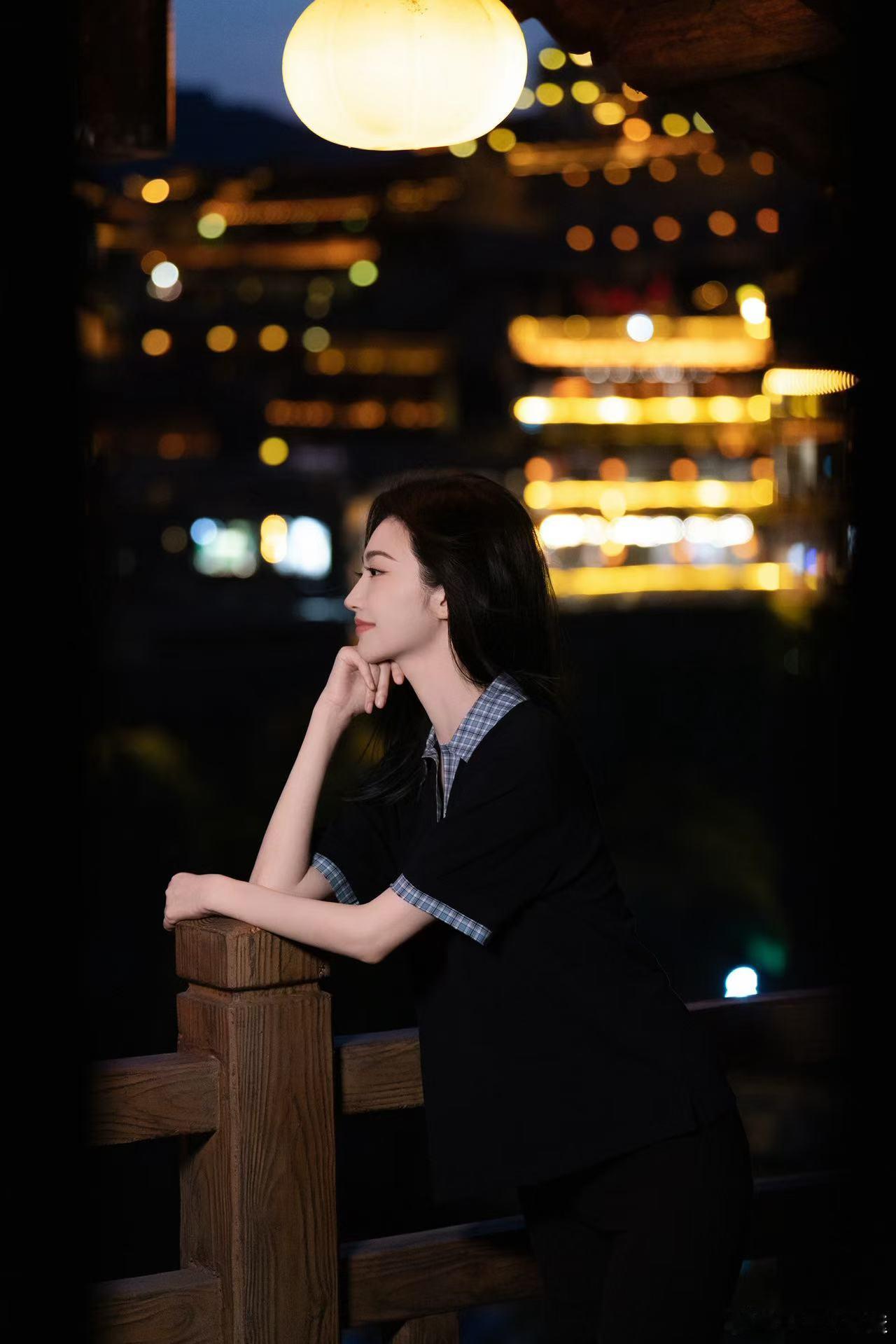 景甜赏心悦目的侧颜 论氛围感，景甜在芙蓉镇赢很大[哈哈]日常营业质量超高！美得让