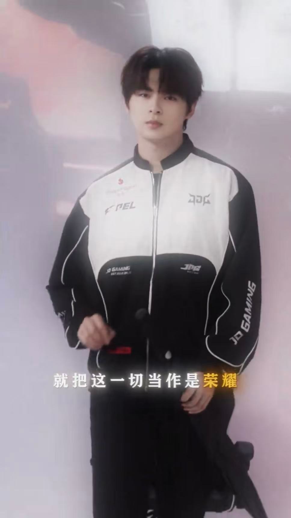 伞兵cos君莫笑氛围感直接拉满！这波真是破次元相遇啦～ 