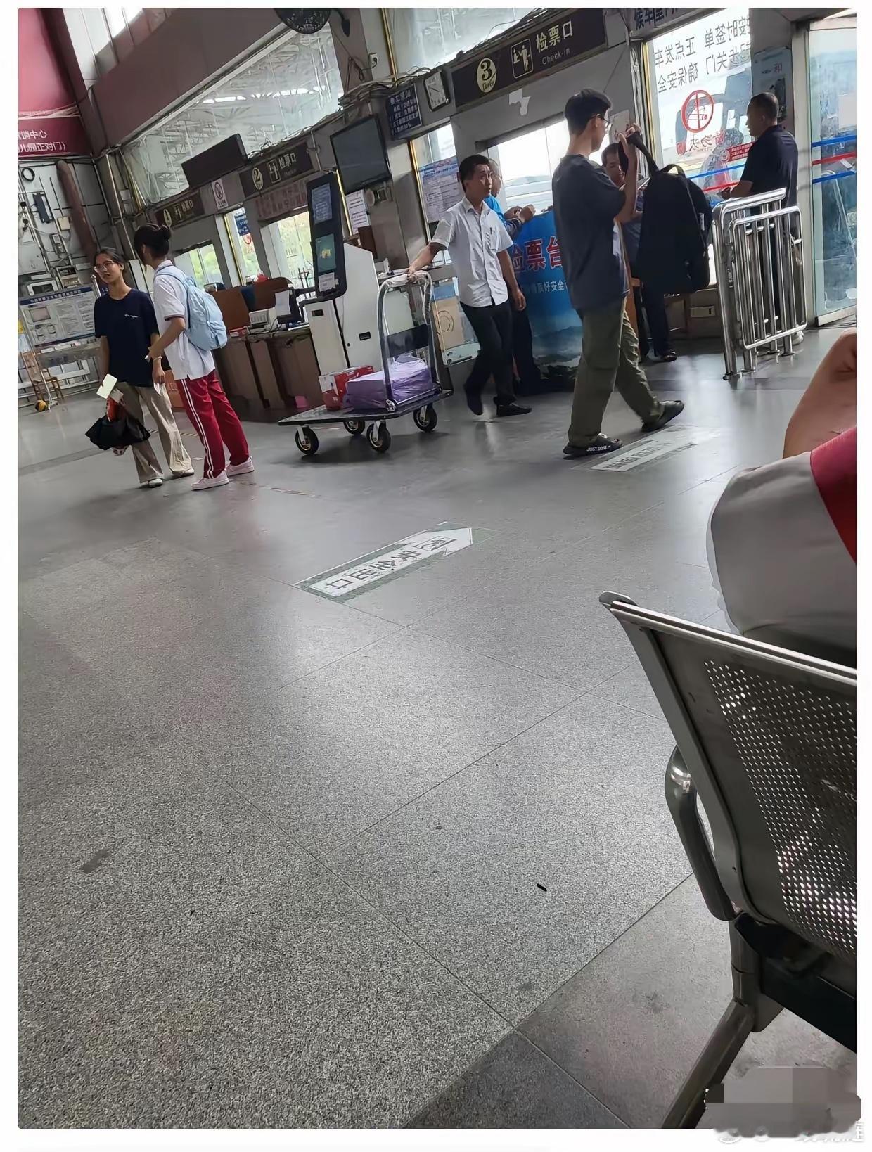 为了防止境外势力煽动躺平洗脑，建议烟草局、电网、两桶油、三甲医院、国铁、银行、三