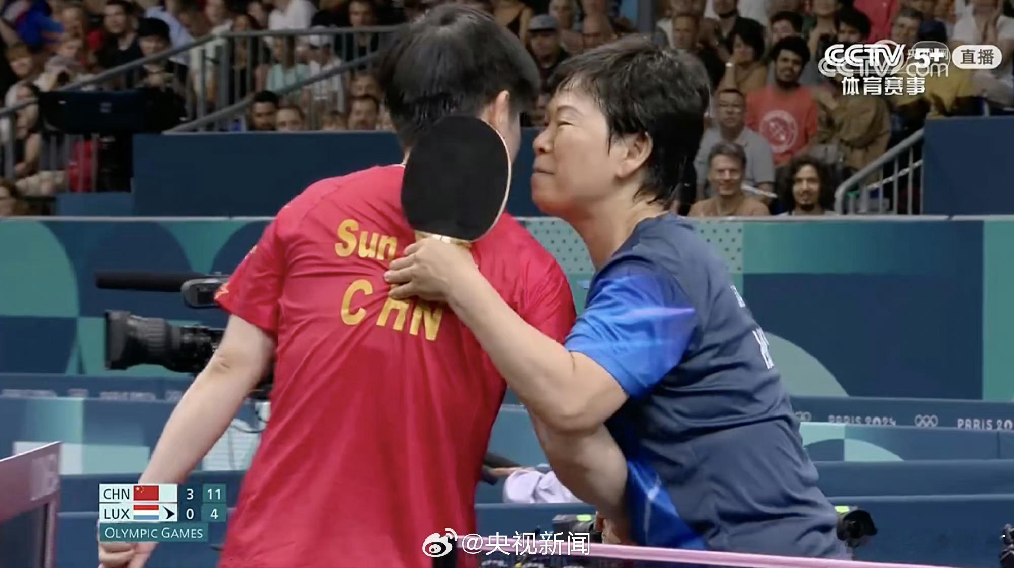 #孙颖莎倪阿姨赛后拥抱#新老一代在这一刻完美传承，恭喜莎莎晋级，谢谢倪阿姨给我们