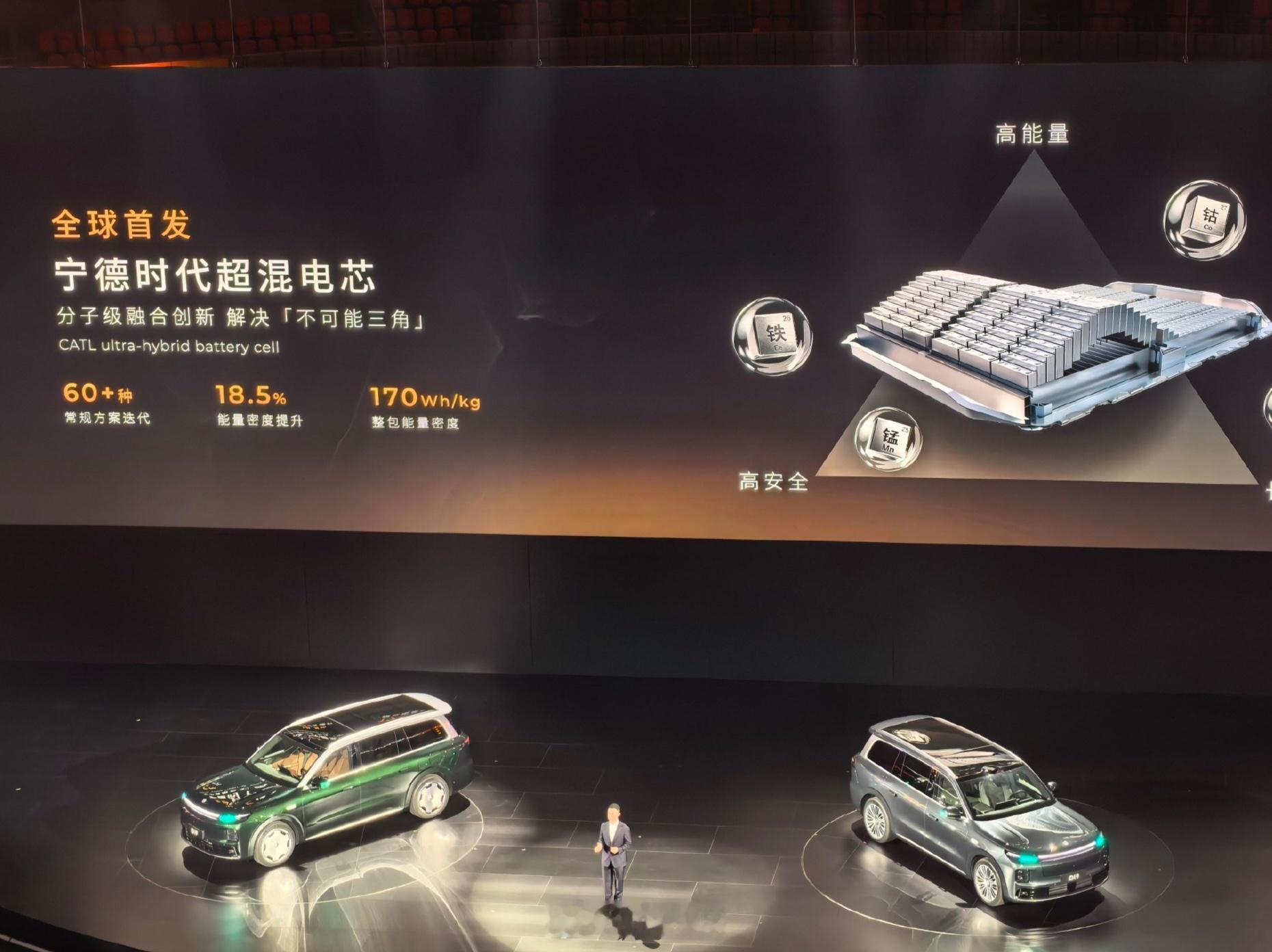 今天零跑十周年发布会是零跑9系豪华双旗舰同台首秀。D19是全尺寸SUV，配备纯电