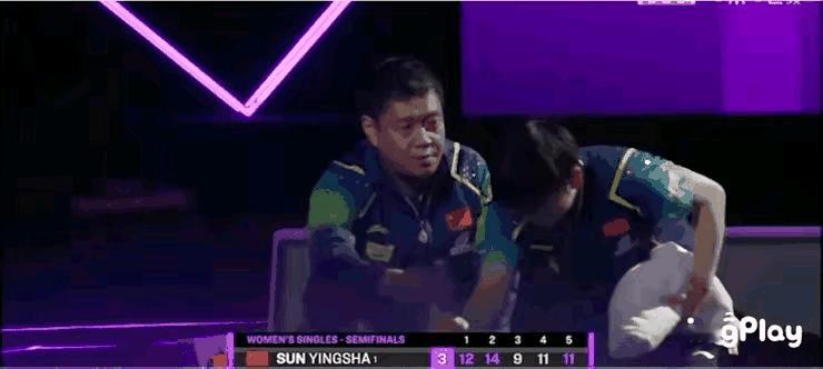 笑死，Coco看到莎莎走过来了，立马让出位置让莎莎休息[偷笑]

Coco真的是