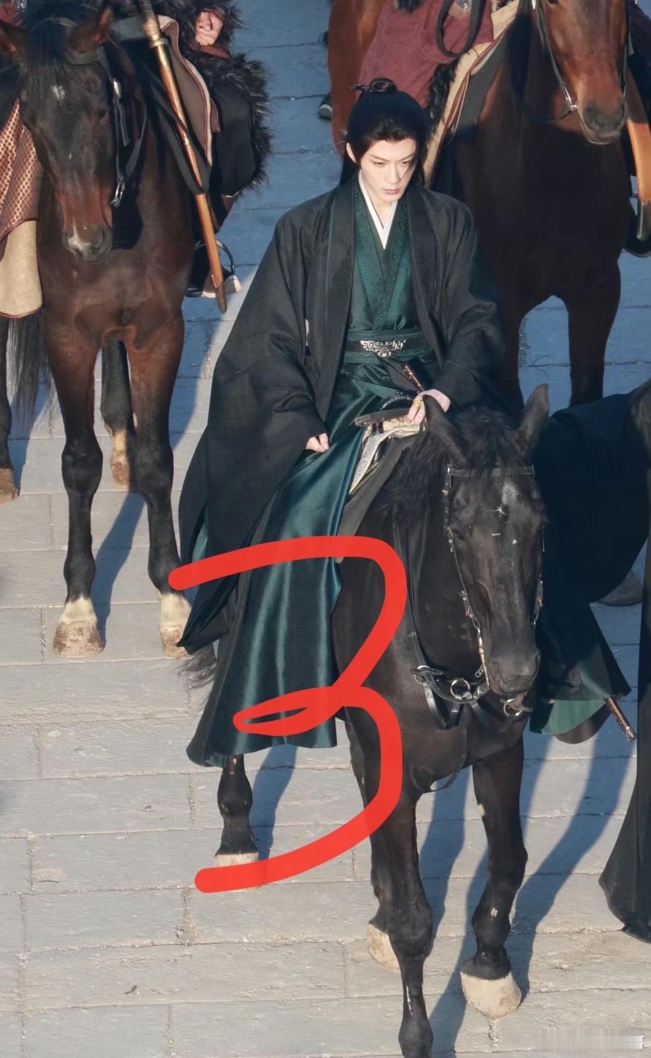 今天檀健次这几张何不同舟渡的谢却山骑马路透几乎能达到封神的地步诶，应该是我近期看