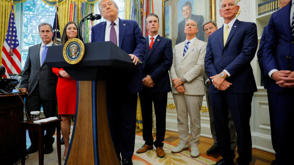 特朗普再次公开批评欧洲，称其正朝着错误方向发展，这对民众很不好。他虽表示美国无意