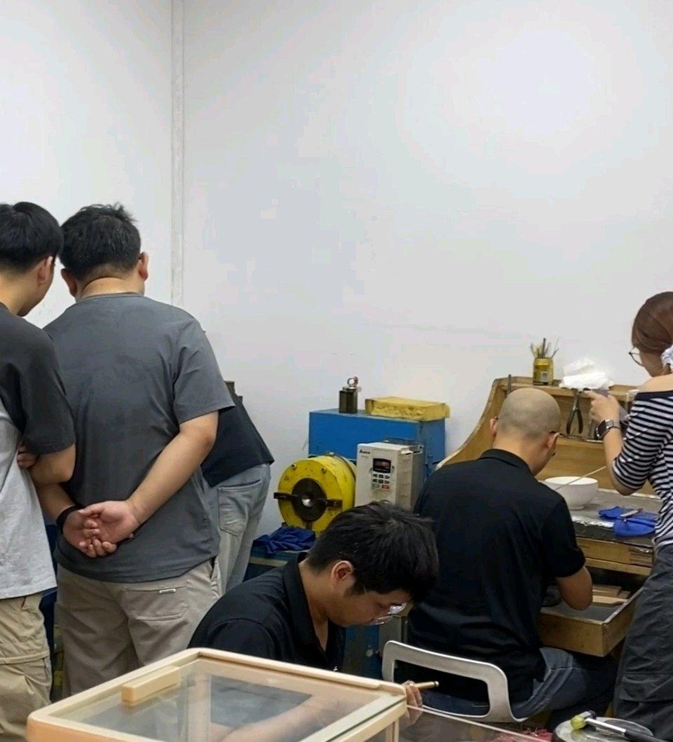 金价这一暴涨，可愁坏了不少准备结婚买“三金”“五金”的新人。现在国内多家珠宝品牌
