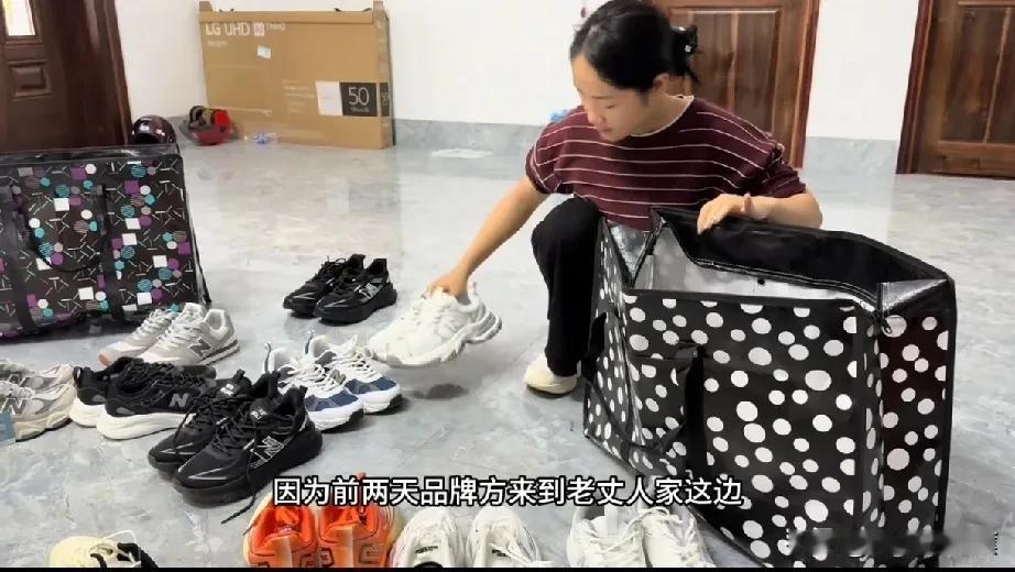 “送人玫瑰，手有余香”，小松父亲临回国前和小松商量，把品牌方留下的鞋子赠送给亲朋