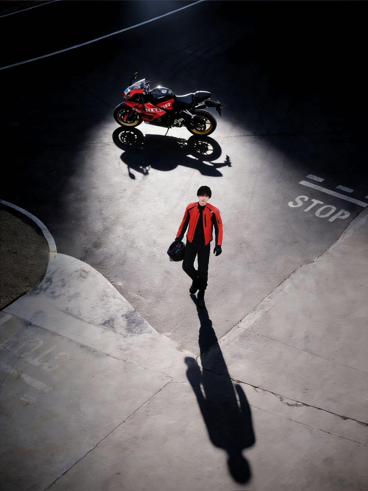 郭俊辰看飞驰人生3代入感郭俊辰看飞驰3真的沉浸式共情！影院里的赛车轰鸣，车手们场